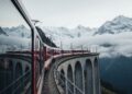 O trem que atravessa as nuvens: ferrovia sobe a 4.000 metros de altura e oferece a vista mais bonita da Europa através de janelas panorâmicas gigantes