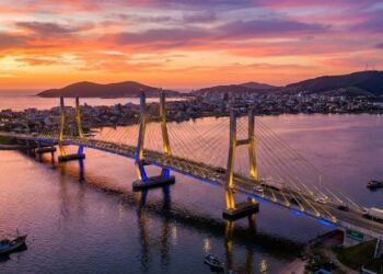 Com 2,8 km de extensão e mastro central de 50 metros, a ponte estaiada em curva na BR-101 virou um marco da engenharia e do turismo catarinense