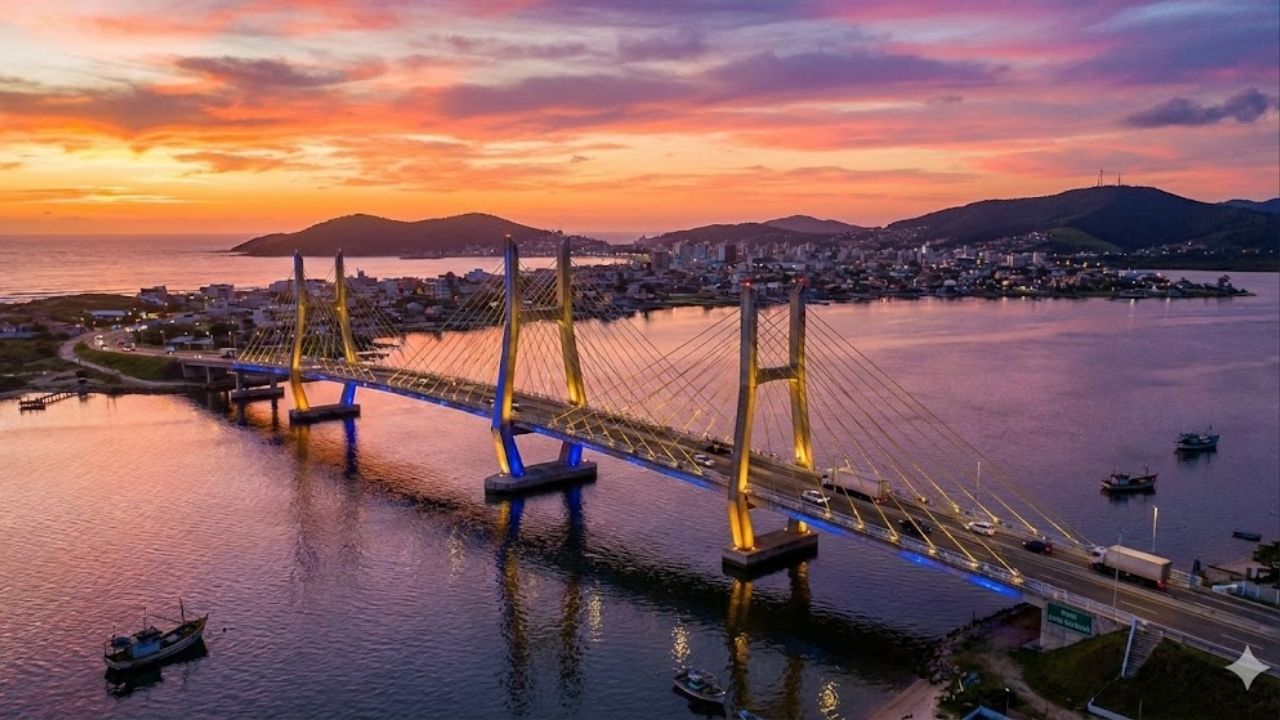 Com 2,8 km de extensão e mastro central de 50 metros, a ponte estaiada em curva na BR-101 virou um marco da engenharia e do turismo catarinense