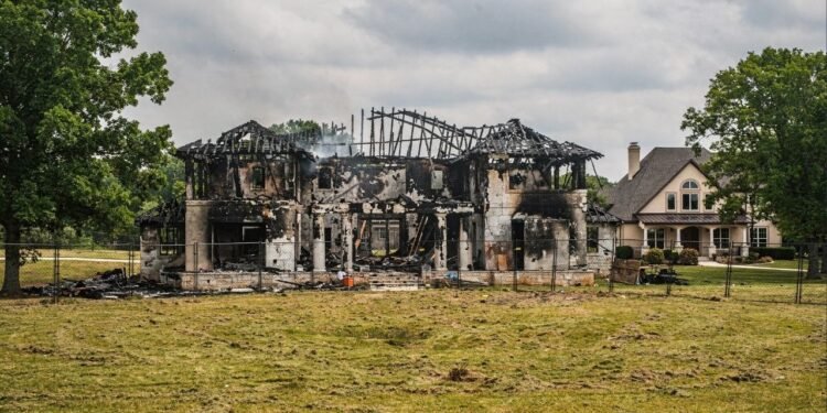 Casal compra casa incendiada por US$ 1.500.000 e transformaram em uma mansão de luxo