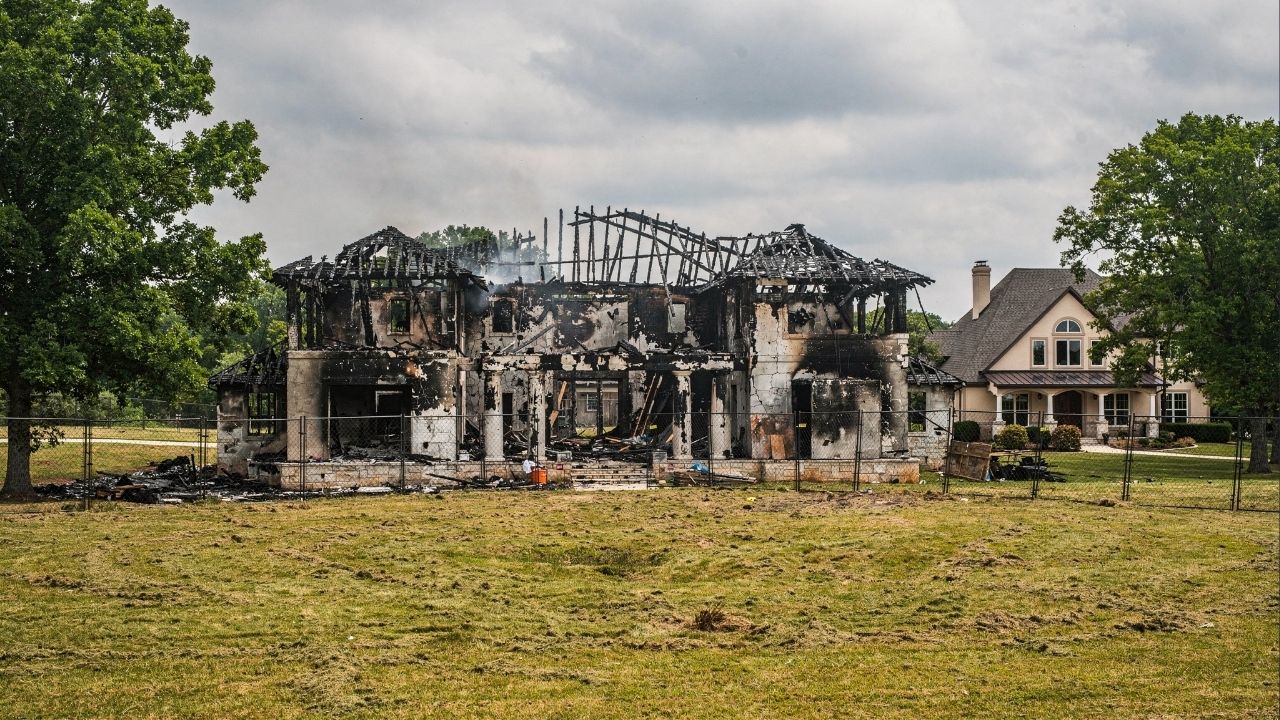 Casal compra casa incendiada por US$ 1.500.000 e transformaram em uma mansão de luxo