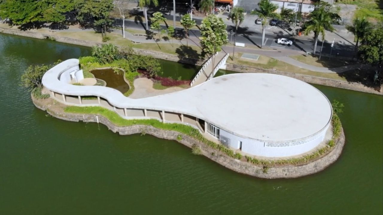 Com suas curvas de concreto integradas à Lagoa da Pampulha, a obra de Oscar Niemeyer virou Patrimônio da Humanidade e ícone do modernismo em Minas
