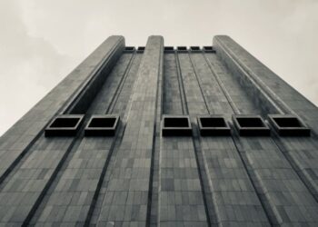 Com 170 metros e sem janelas, esse prédio sem janelas no coração de Nova York esconde um dos usos mais estratégicos da cidade