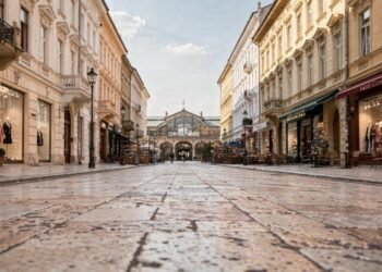 Com seu calçadão de 1,3 km e prédios do século XIX, a rua em Budapeste virou o coração do comércio húngaro e o destino favorito dos turistas