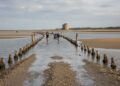 Essa estrada na costa da França desaparece sob o mar todos os dias e desafia até motoristas experientes