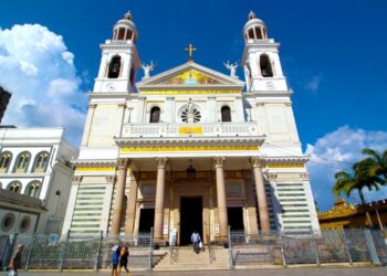 Com seus 62 metros de extensão e mármores trazidos da Itália, a basílica de 1909 virou a sede monumental do Círio de Nazaré no coração do Pará