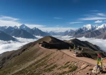 A estrada no Tibete atinge 5.565m de altitude; asfaltada, a Semo La supera a altura do acampamento base do Monte Everest