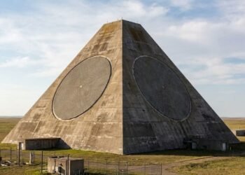 A pirâmide militar dos EUA construída com 20 mil antenas que custou R$ 186 bilhões e desligaram 24 horas depois