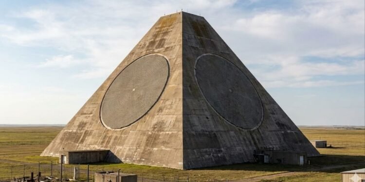 A pirâmide militar dos EUA construída com 20 mil antenas que custou R$ 186 bilhões e desligaram 24 horas depois