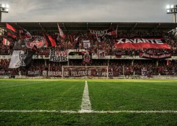 Com sua atmosfera de pressão e arquibancadas próximas ao gramado, o caldeirão da Baixada virou o maior símbolo do futebol e da paixão em Pelotas