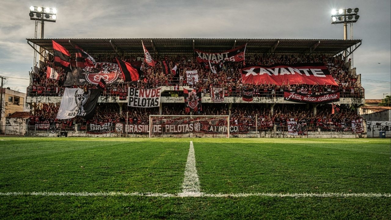 Com sua atmosfera de pressão e arquibancadas próximas ao gramado, o caldeirão da Baixada virou o maior símbolo do futebol e da paixão em Pelotas