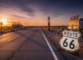 A rodovia de 3.940 km que cruzava 8 estados dos EUA; inaugurada em 1926 e desativada em 1985, a Rota 66 virou a maior lenda das estradas americanas