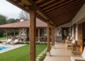 Conheça a casa de campo em L que combina área social integrada, suítes privativas e acabamento rústico impecável