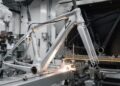 Com tubos de alumínio soldados a laser e testes de impacto rigorosos é assim que a engenharia monta a bicicleta que suporta o seu peso