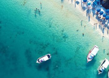 A cidade fluminense com mar transparente que ganhou fama de Caribe brasileiro entre os turistas