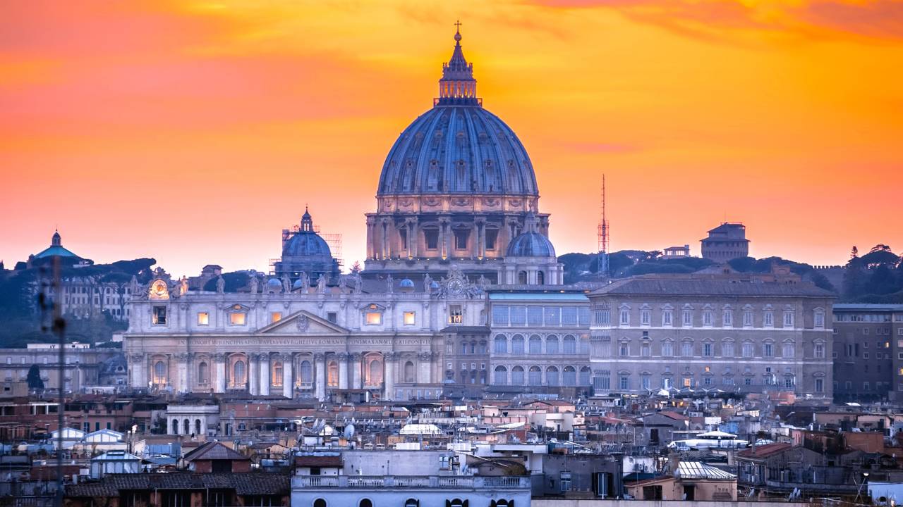 Com sua cúpula icônica e 21 mil m², a basílica é a maior igreja do mundo e o coração do Vaticano