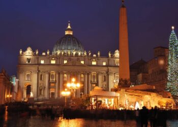 Com sua cúpula icônica e 21 mil m², a basílica é a maior igreja do mundo e o coração do Vaticano