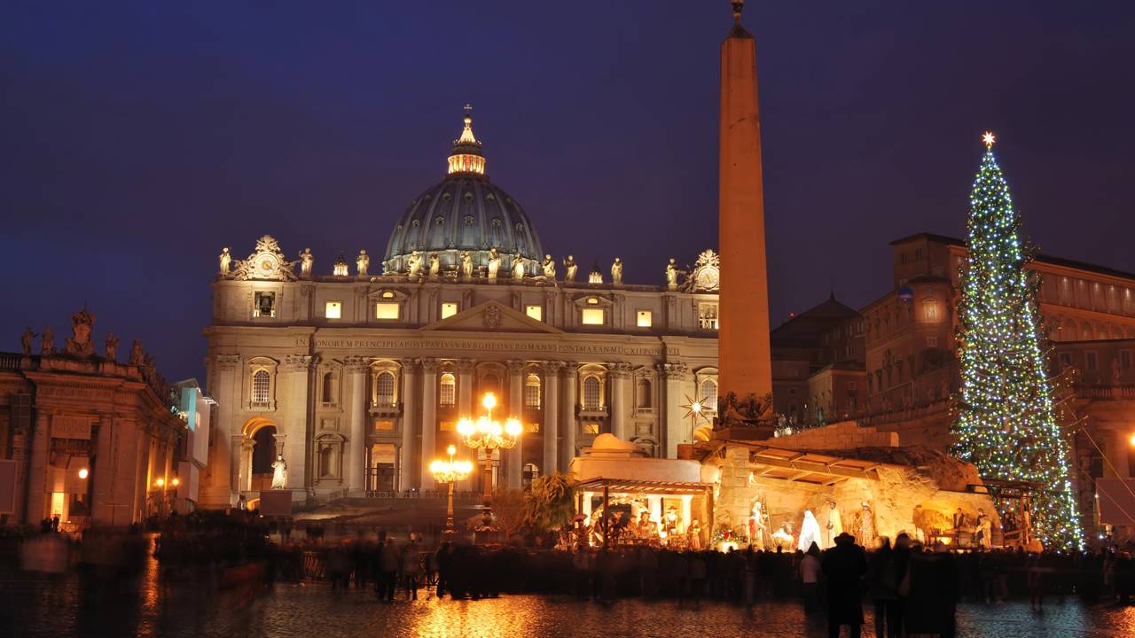 Com sua cúpula icônica e 21 mil m², a basílica é a maior igreja do mundo e o coração do Vaticano