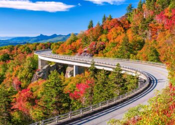 Com 755 km de estrada e mais de 200 mirantes essa estrada é a rota cênica mais famosa dos EUA