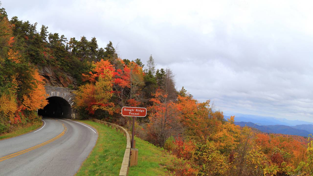 Rodovia nos Estados Unidos ganha fama por suas montanhas, pois seus 755 km de extensão cruzam os Apalaches com vistas cênicas e sem tráfego comercial
