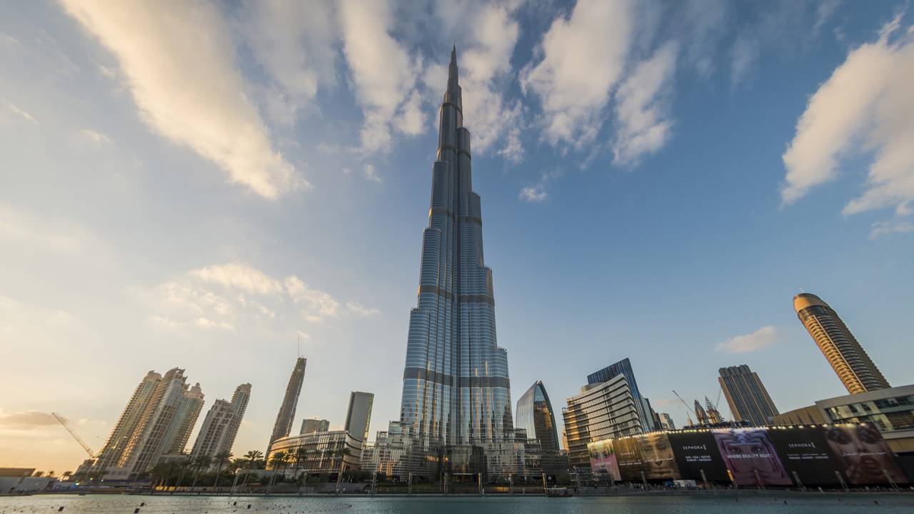 A torre que rompe limites e ergue 828 metros de engenharia se tornando a mais alta do mundo em pleno deserto