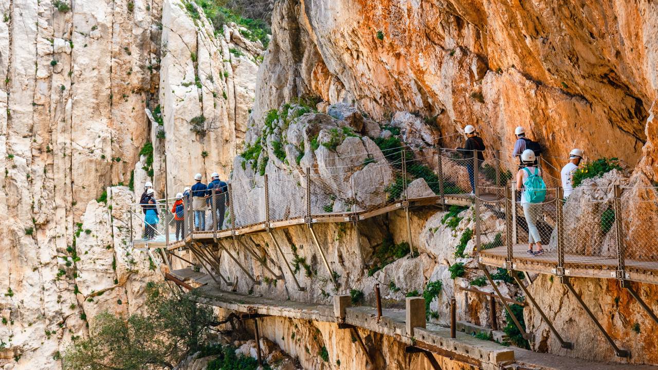 Passarela suspensa em desfiladeiro a 100 metros de altura agora aberta ao público