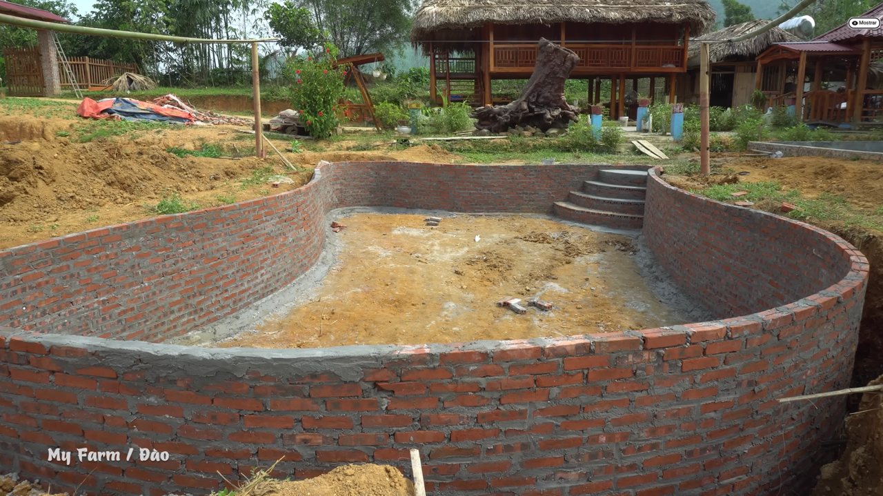 Ela construiu uma piscina de alvenaria na fazenda, com borda reforçada e acabamento em cimento, seguindo apenas esses passos