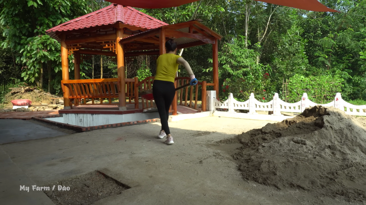 Ela fez um refúgio artesanal com cabana e aquário no campo que une lazer e contemplação apenas com as mãos