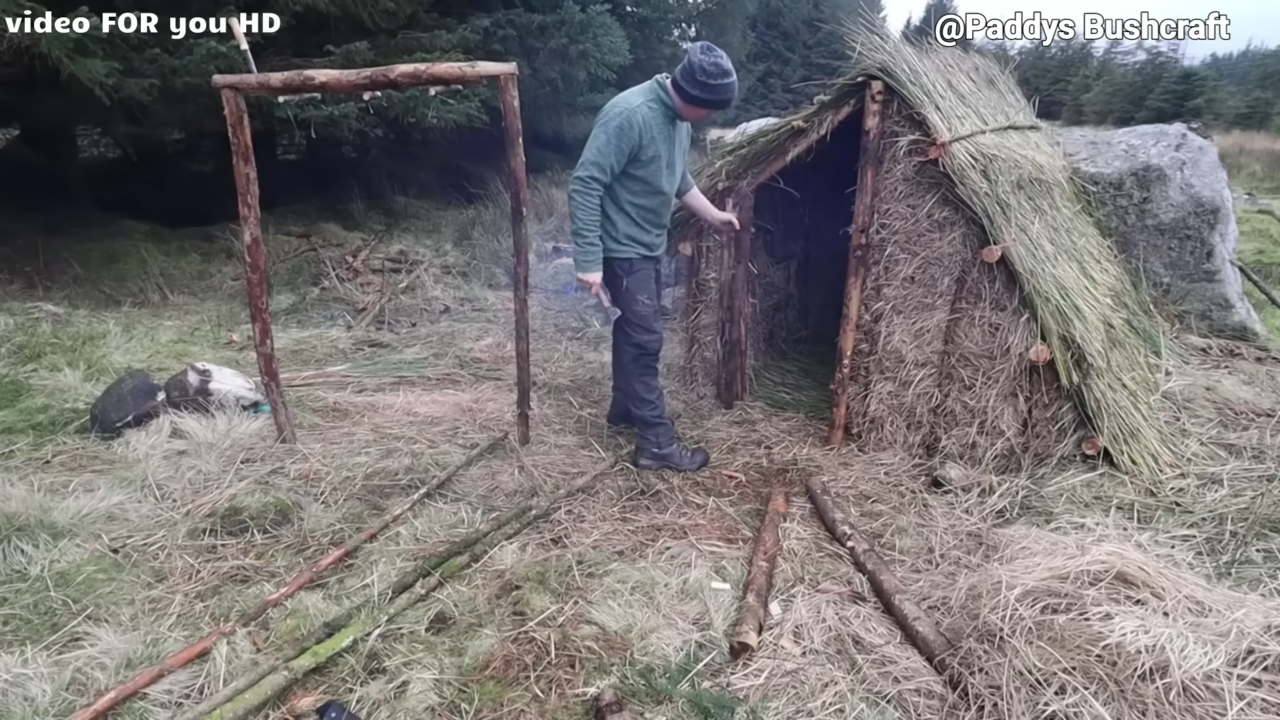 Ele construiu sozinho um refúgio rústico em 3 dias apenas usando pedra, madeira reaproveitada, isolamento térmico e cozinha de fogueira
