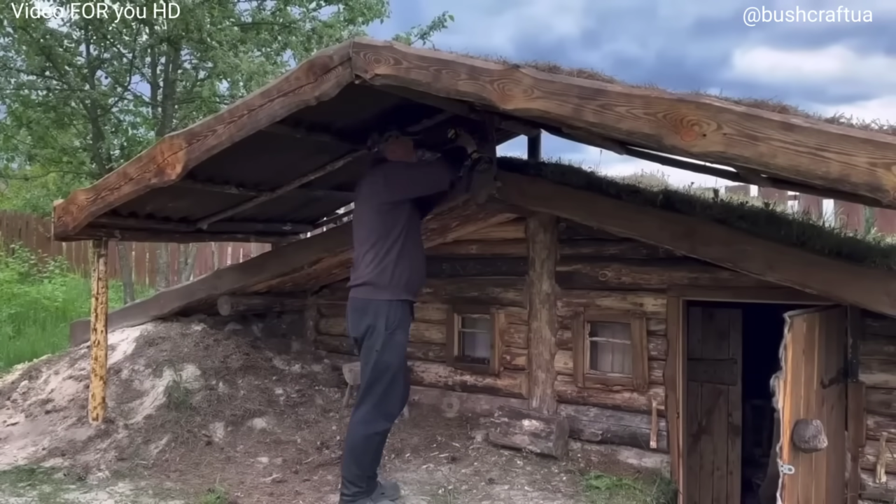 Casal constrói sozinho casa de concreto aparente minimalista com 2 quartos, integração total e estilo europeu