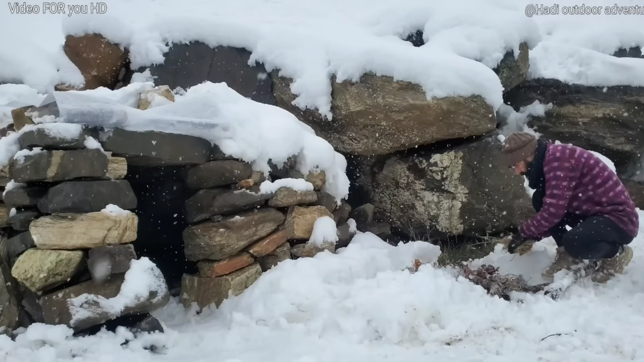 Jovem constrói sozinho um abrigo de bushcraft sob penhasco, com isolamento térmico e minimalismo funcional