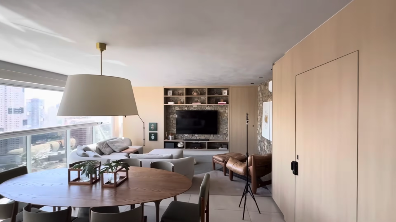 Jovem transforma apartamento de 125 metros quadrados em lar sofisticado com integração de ambientes e marcenaria inteligente