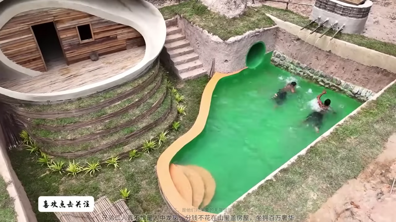 No quintal de casa ele criou um casulo com piscina verde, cascata e paisagismo integrado ao terreno