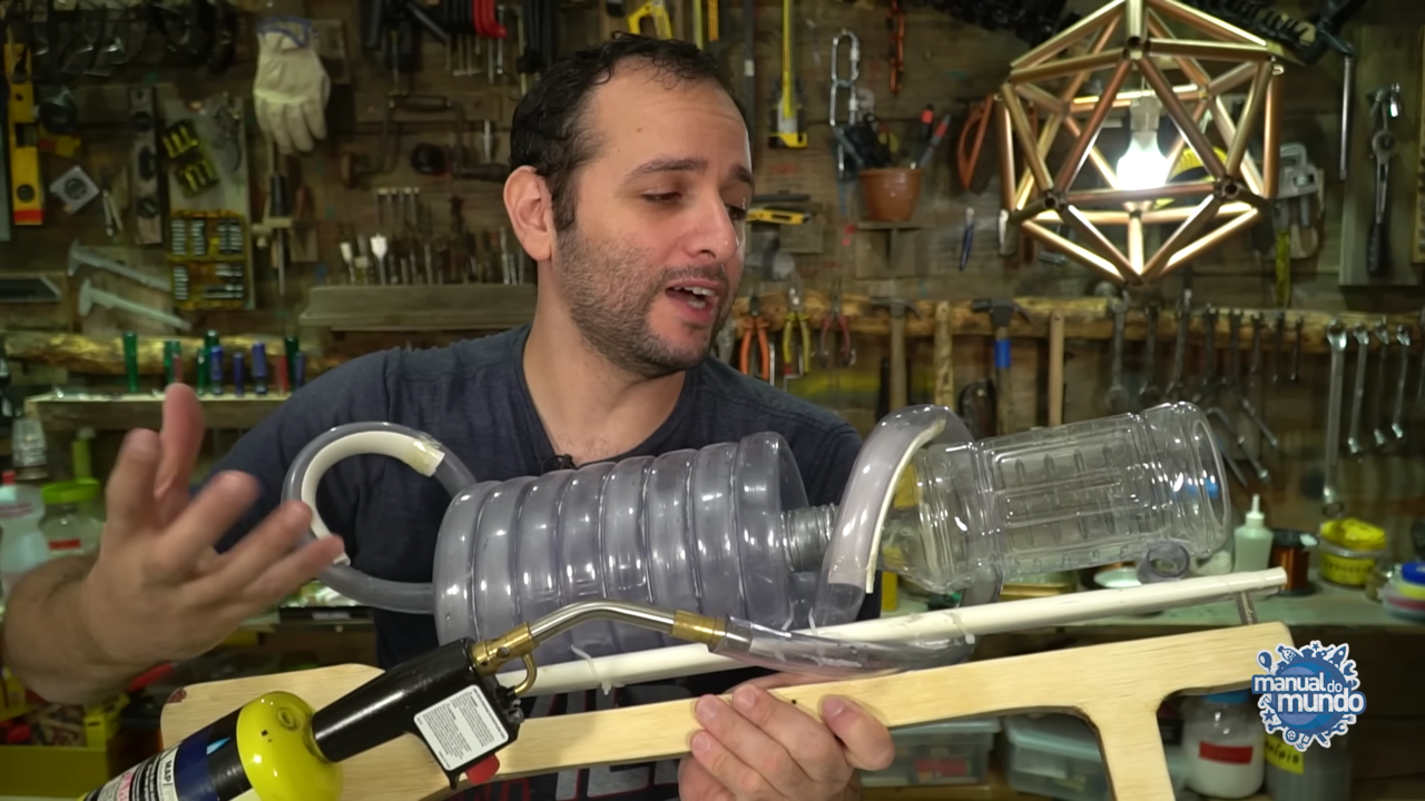 Sozinho, ele criou uma bazuca de plasma utilizando somente objetos de casa