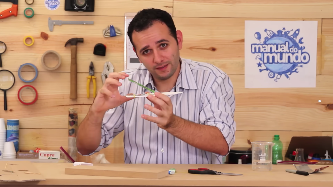 Ele montou um barco a vapor sozinho usando apenas materiais que tinha em casa