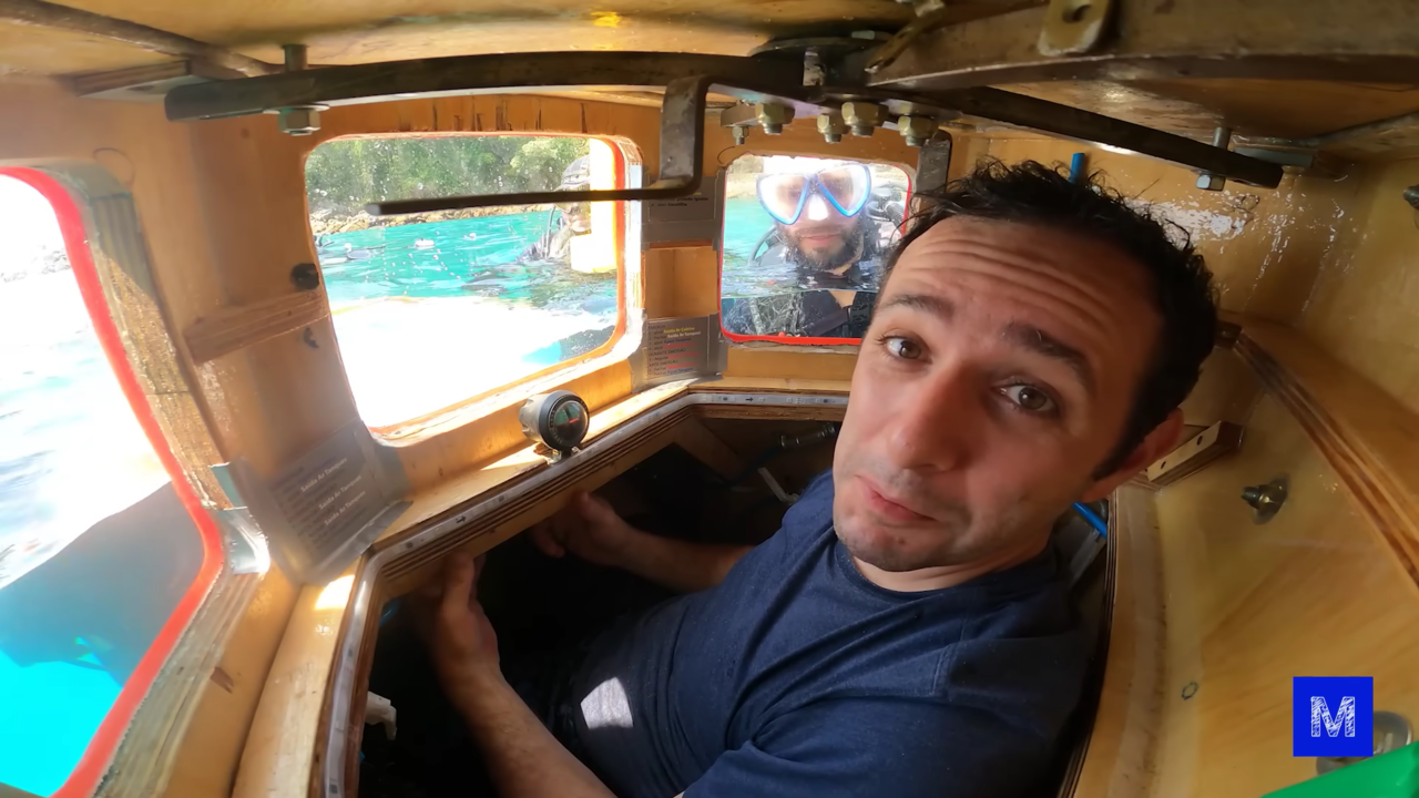 Sozinho, ele fez um submarino caseiro capaz de descer 6 metros abaixo da água