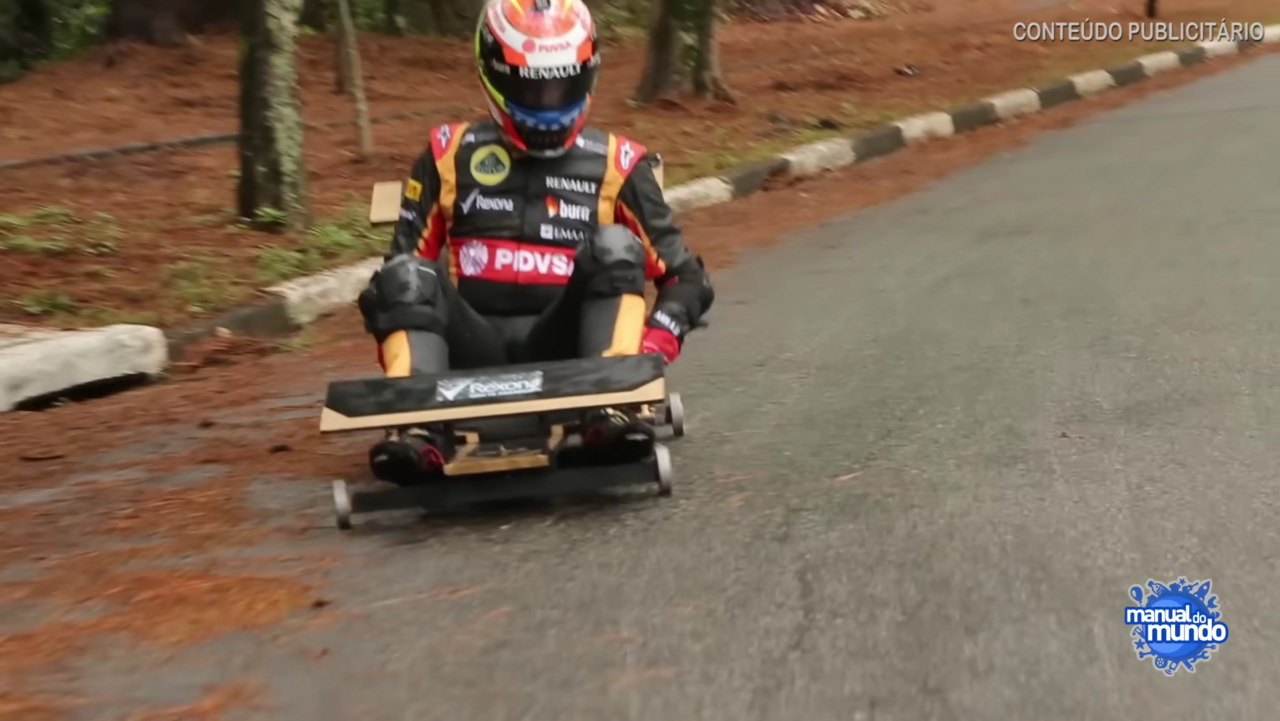 Jovem constrói sozinho carrinho de rolimã com madeira, rolimãs, freios e aerofólio para corridas radicais