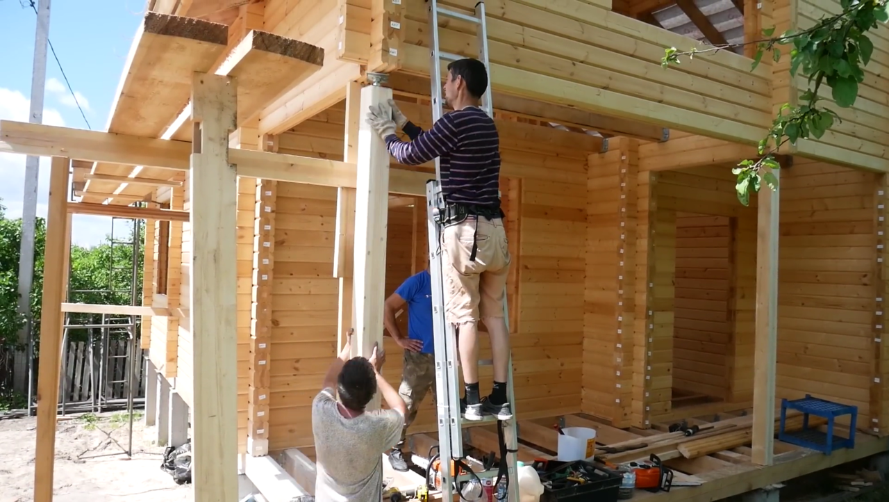 Jovens constroem uma casa de verão em madeira rápida, econômica e funcional