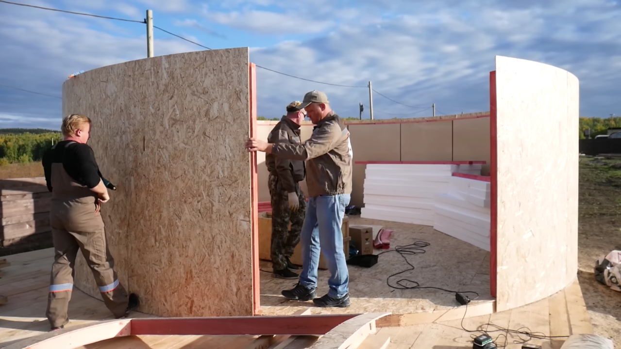 Em 3 pessoas, eles usaram um método rápido para construir uma casa pequena em apenas 3 dias