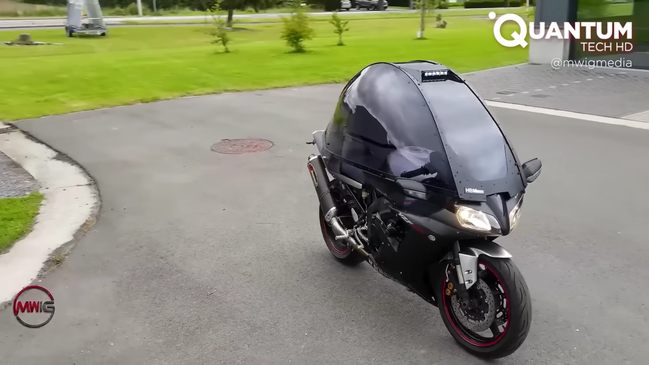 Será que é real? Homem constrói uma moto que mantém pilotos secos durante tempestades