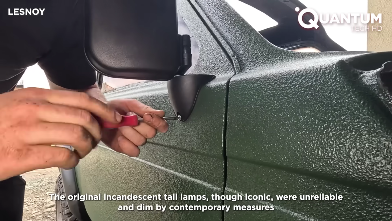 Ele transformou um carro abandonado e destruído voltou a rodar depois de um restauro impressionante