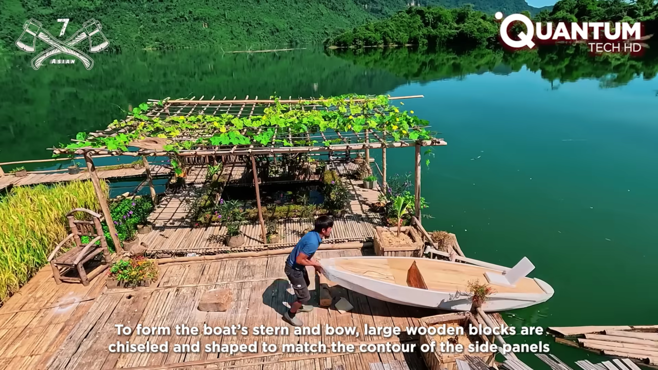 Sozinho, ele construiu uma ilha flutuante usando apenas madeira e bambu de forma autossuficiente e sustentável