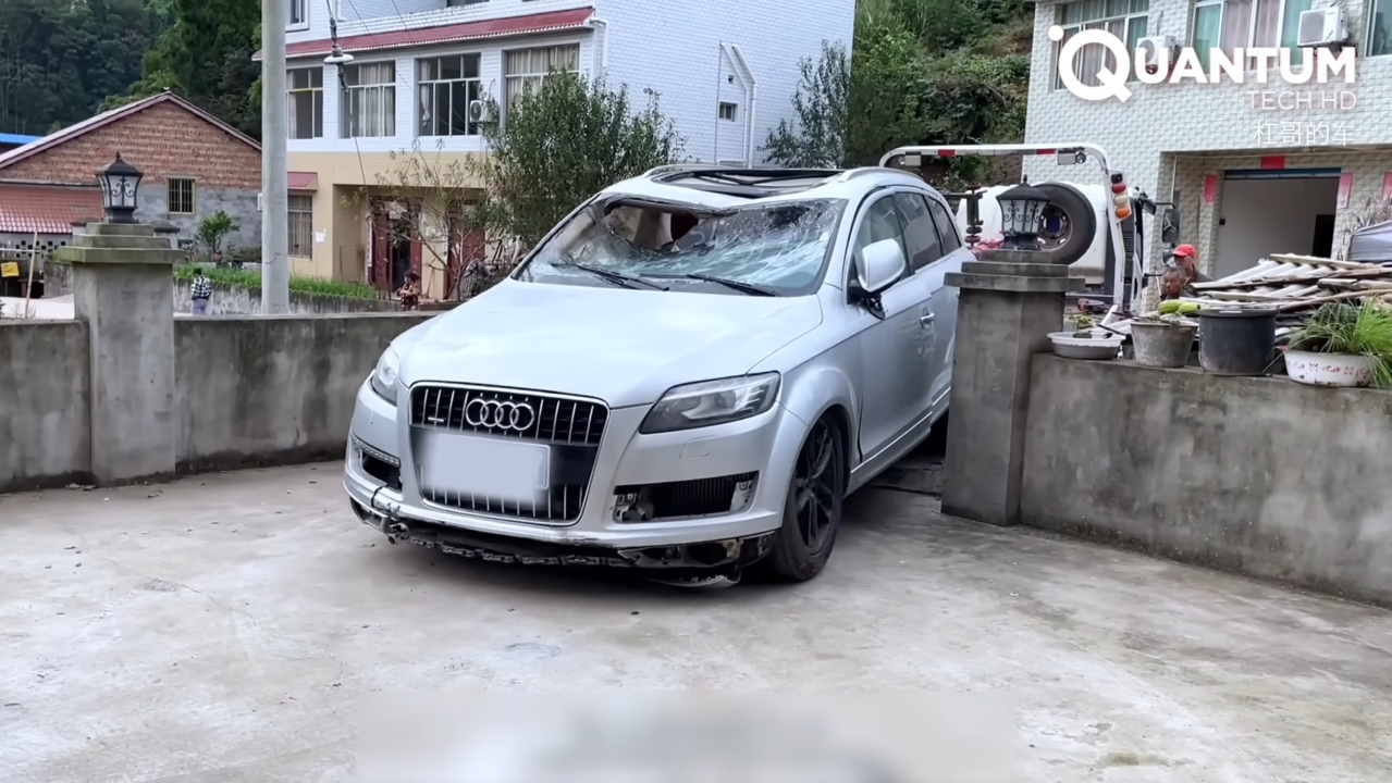 Homem restaura carro de luxo alagado do zero e devolve aparência e desempenho originais