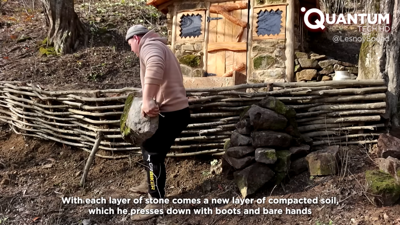 Sozinho, ele construiu uma cabana rústica de pedras e troncos construída à mão, promovendo minimalismo, conforto e integração natural