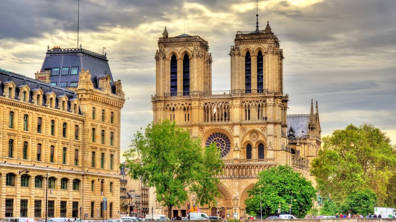 Conheça a catedral onde Napoleão foi coroado e que ainda dita o marco zero das estradas francesas