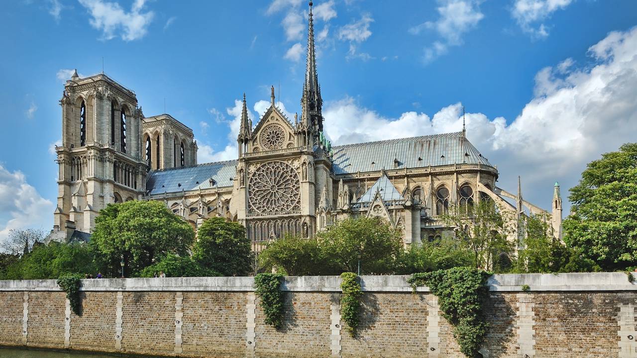 Conheça a catedral onde Napoleão foi coroado e que ainda dita o marco zero das estradas francesas