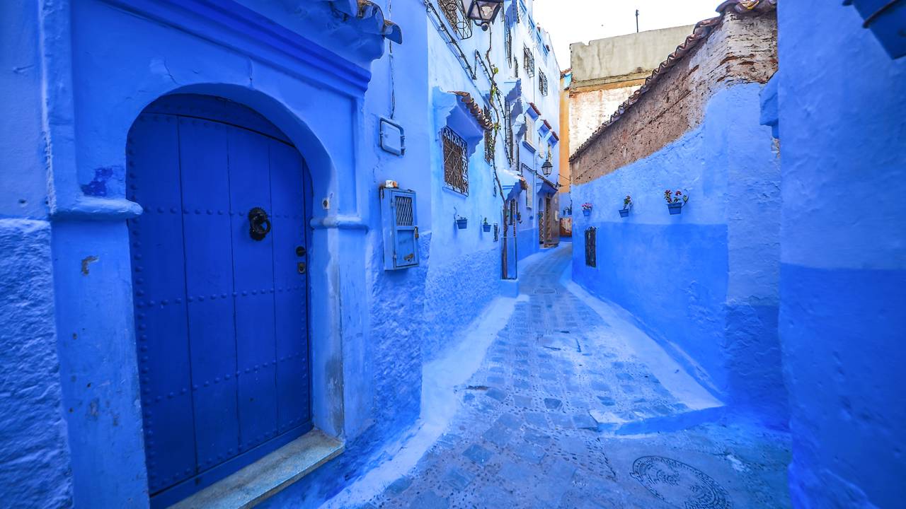 Ruas de Chefchaouen, no Marrocos, ganham fama internacional, pois suas ruelas de 1471 pintadas de azul viraram o maior símbolo turístico local