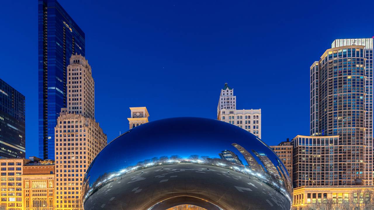 Com 110 toneladas de aço inoxidável e 168 placas polidas, a escultura virou o maior símbolo de Chicago e um marco da arte urbana mundial