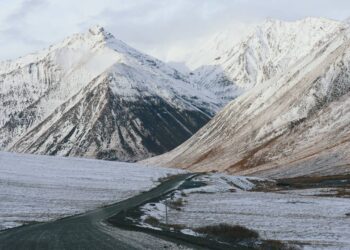 A estrada no Alasca percorre 666 km através do ártico; com gelo e lama, a Dalton Highway é a rota isolada que exige coragem dos caminhoneiros
