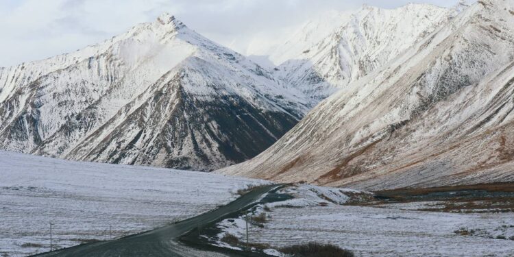 A estrada no Alasca percorre 666 km através do ártico; com gelo e lama, a Dalton Highway é a rota isolada que exige coragem dos caminhoneiros